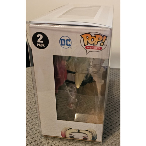 Funko Harley Quinn and Poison Ivy Wedding 2-Pk Special Edition w/ protector - Picture 4 of 5